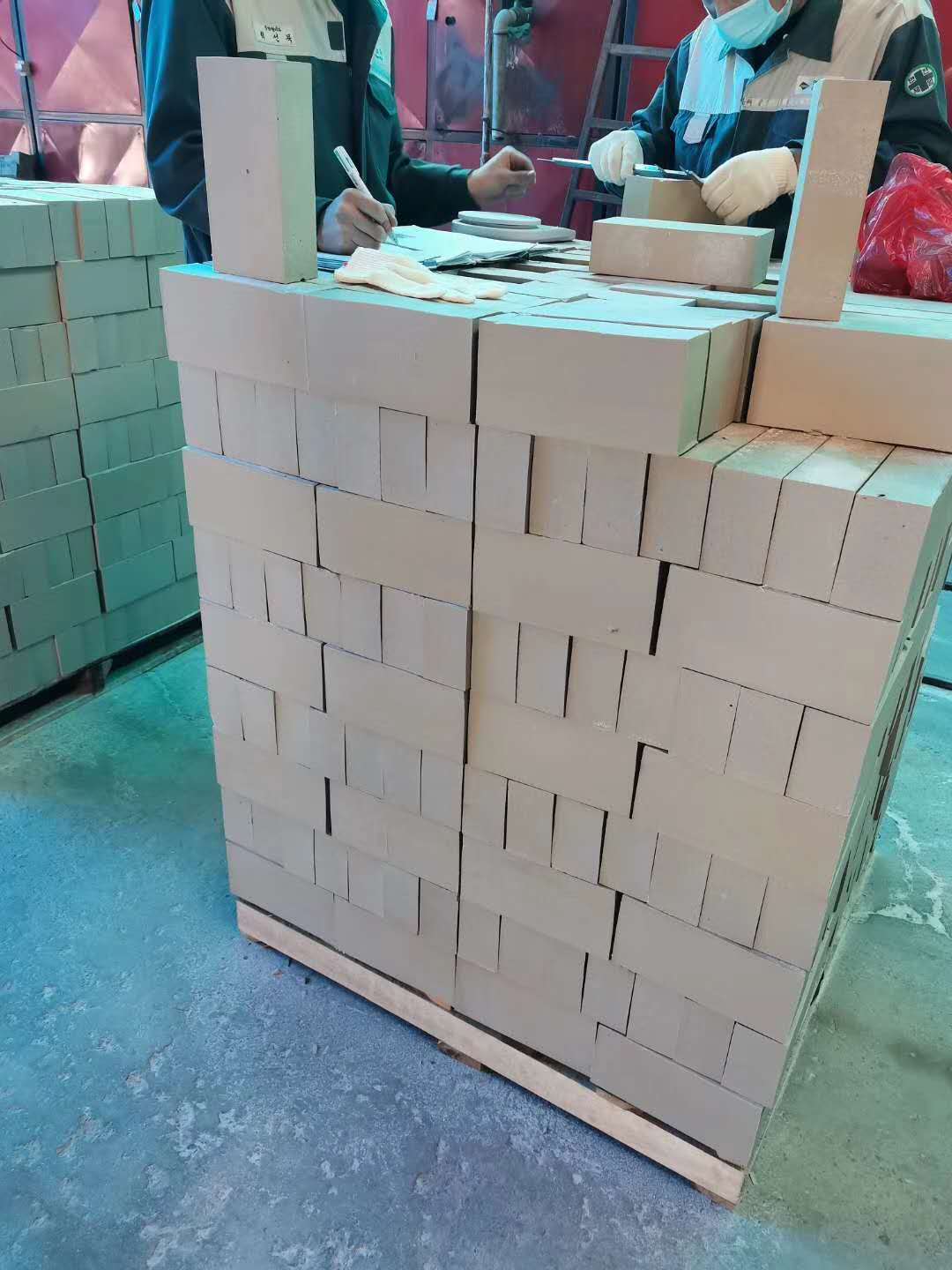 65厚耐酸磚今年處于一直是缺貨狀態(tài)，而且價(jià)格高，那么為什么會(huì)出現(xiàn)這種情況